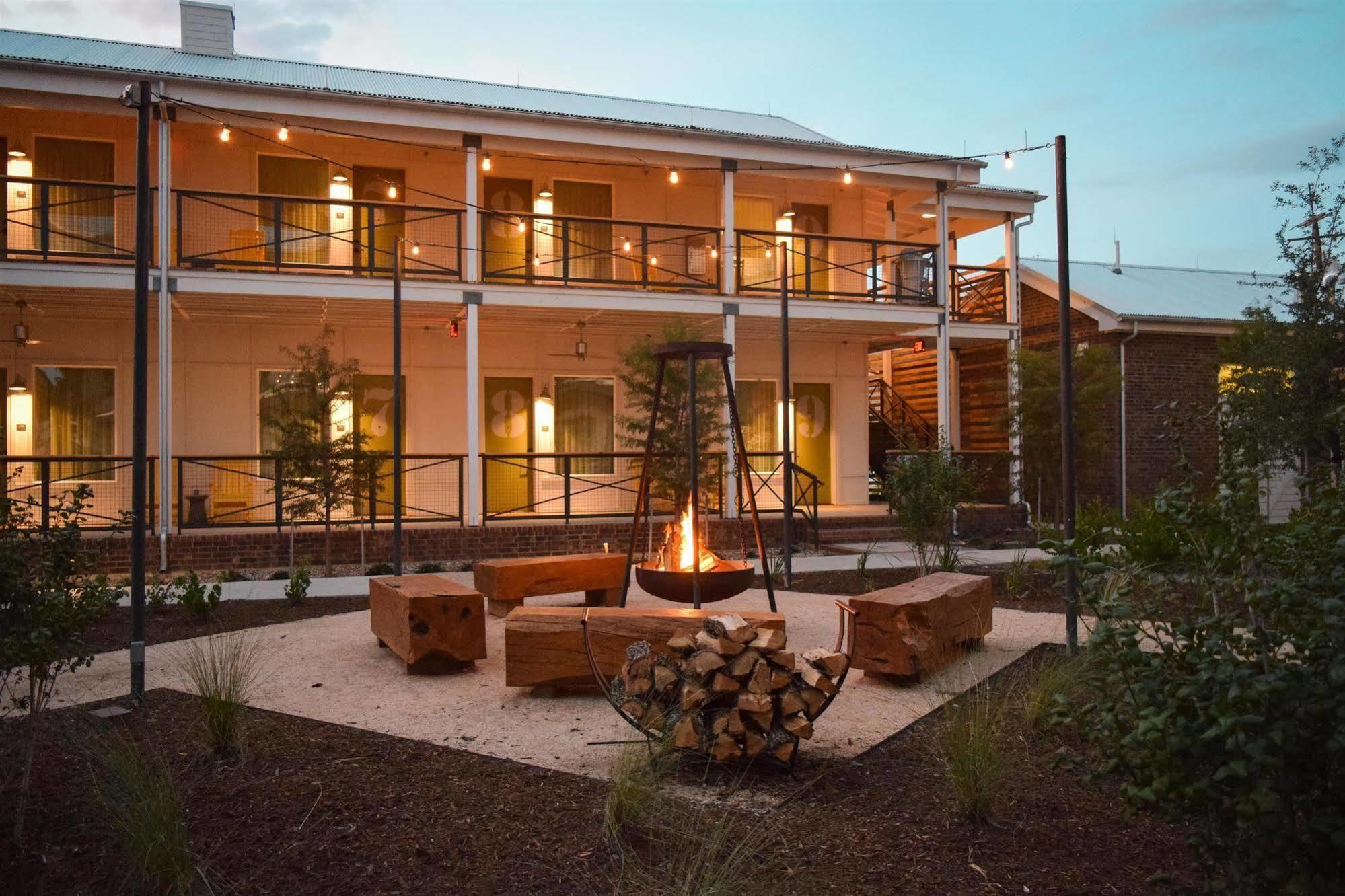 Cavalry Court, By Valencia Hotel Collection College Station Exteriör bild